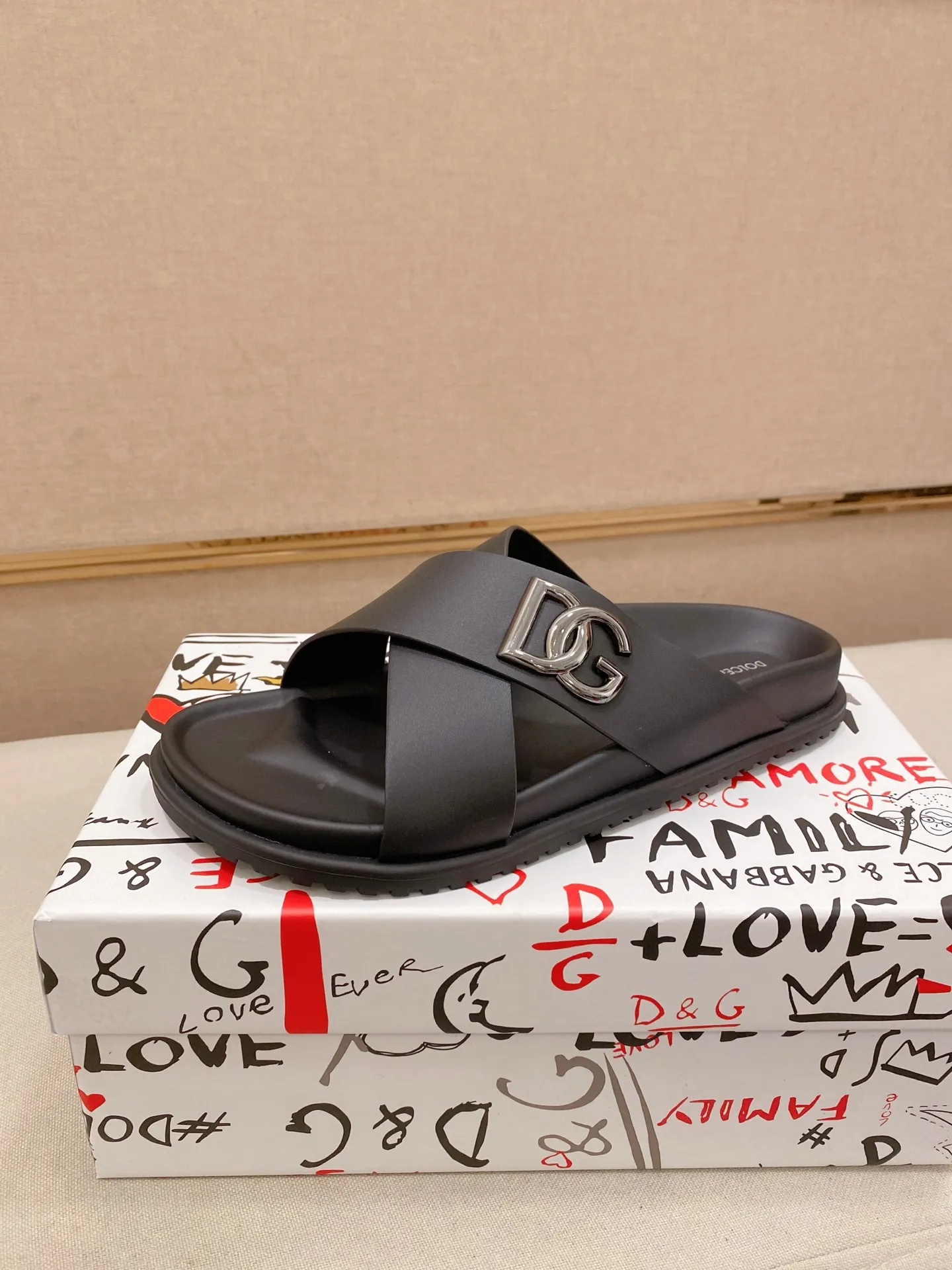 Factory price: 300💰 DG men's sandals and slippers. Showcase high-end style design. The DG strap is embellished with an aluminum DG buckle to enhance the style. Paired with a comfortable tonal notch sole, they pair easily with shorts or jeans for a sophisticated look. Main body: cow leather, technical fabric lining: cow leather, with adjustable straps, aluminum DG buckle, EVA insole, tonal notch rubber outsole splicing structure 👌 Size: 38-44 Customized 45